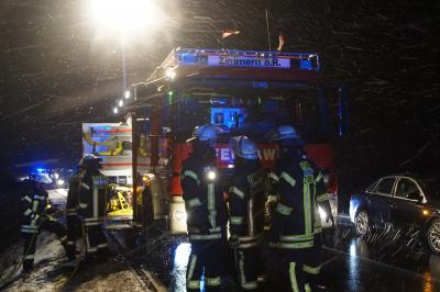 Zimmern: PKW rutscht auf schneeglatter Fahrbahn in Gegenverkehr - eine Person eingeklemmt und leicht verletzt 